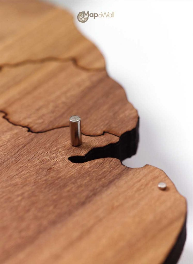 Wooden world map with magnetic pinpoints 1