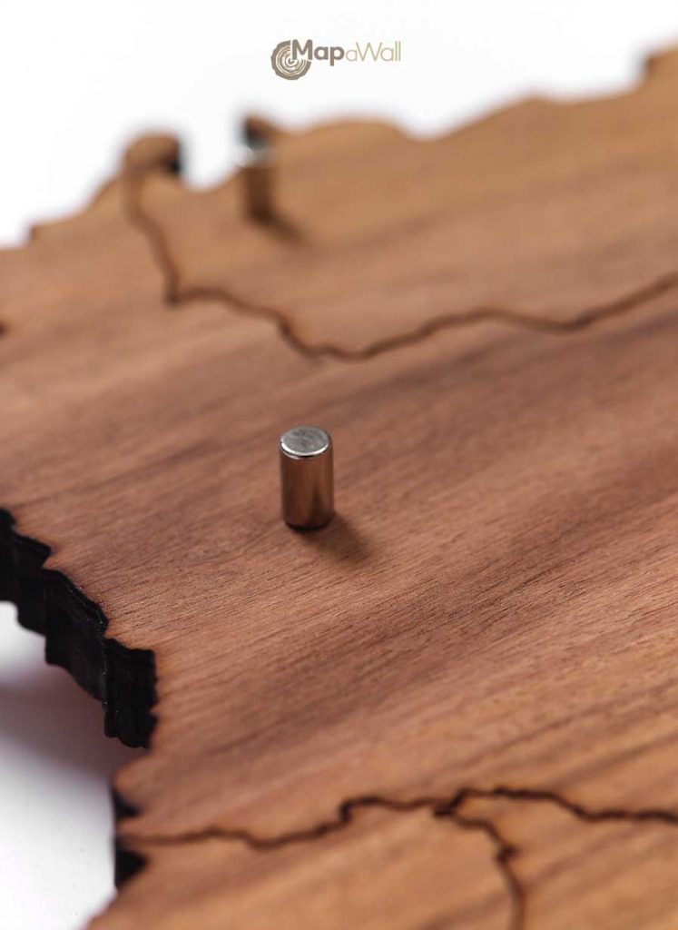 Wooden world map with magnetic pinpoints 3